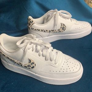 NIKE COURT VISION LOW - Leopard print swoosh